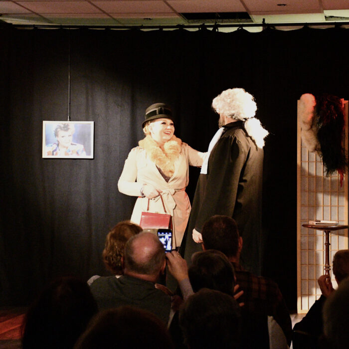 Chris Schlenker als Helga Hahnemann und Albrecht Hoffmann bei einem Sketch im Altstadttheater Köpenick bei der Premiere von „Dicke da … eene von uns – Das Helga-Hahnemann-Programm“ in Berlin